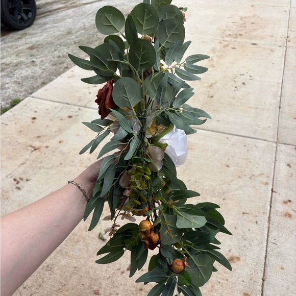 Lings Moments Floral Decor - Picture 2 of 2